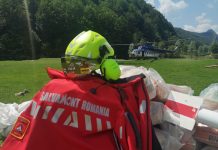 Materiale pentru refacerea traseelor turistice au sosit în Gorj cu un elicopter MAI-IGAv