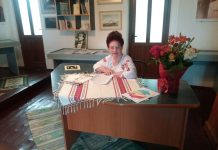 Salariații Primăriei Țânțăreni, îmbrăcați tradițional de Ziua Iei