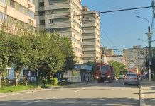 Mașină cuprinsă de flăcări într-o parcare din Târgu-Jiu