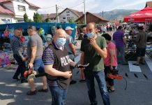 FOTO: Portofel cu bani, găsit de polițiști în piața din Novaci