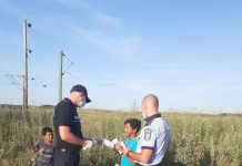 FOTO: Polițiștii, pompierii și jandarmii au împărțit măști, într-o comună din Gorj