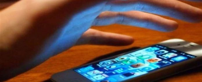 Adolescent cercetat pentru furtul a două telefoane