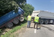FOTO: Autoutilitara răsturnată ieri la Vlăduleni, scoasă din șanț în acest moment! Traficul este îngreunat