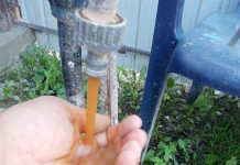 Apă maro, la robinetele din Prigoria! Cetățenii plătesc 2,60 lei pe fiecare mc