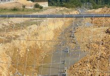 Viitorul se vede bine: A căzut gardul de la noua sală de sport din Novaci