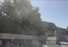 FOTO – Pompierii intervin: autoturism incendiat în zona Pieței Mari