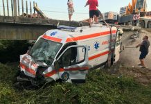 Ambulanță zburată de pe pod la Cornești cu tot cu pacientul COVID din ea!