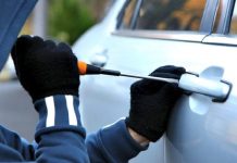 Arestați pentru distrugere și furt dintr-un autovehicul