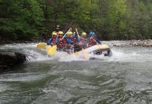 Invitație la adrenalină: rafting și caiac pe râul Jiu