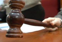 Adolescenta care a lovit o femeie pentru că a refuzat să-i dea o țigară, pusă în libertate