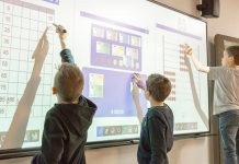 Table interactive, cu plata în rate, pentru elevii din Motru