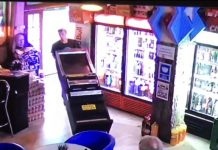 A furat „păcănelele” de față cu clienții din bar!