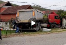 Video: Un trucker a intrat în curtea unui cetățean din Tunși! Lângă casa omului se organiza o nuntă