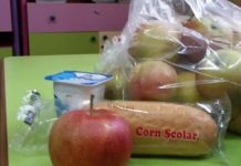 O firmă din Târgu-Jiu împarte cornuri elevilor din Sibiu