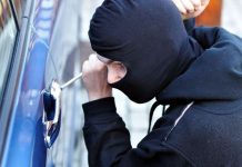 Minor reținut, după ce a furat 1000 de lei dintr-un autoturism parcat