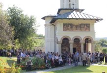 Sfântă Liturghie oficiată la Hramul Mănăstirii Târgu-Logreşti, Gorj (I) – ,,Să punem totul sub semnul crucii, pentru că e o taină însuşi modul cum ne alegem calea spre Dumnezeu”!