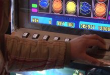 A pierdut la ,,păcănele” și a spart aparatul cu scaunul