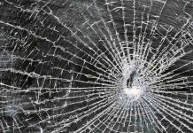 Cercetat după ce a spart geamul unui magazin cu o piatră