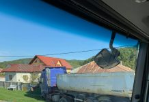 FOTO: Accident la Izvoare, tir oprit în curtea unui localnic