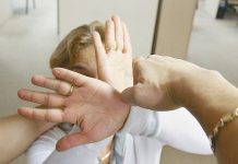 A sunat la 112, după ce a fost bătută de soț