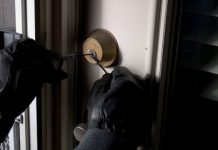 Casă spartă de hoți, la Scoarța. Ce au furat făptașii