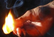 S-a răzbunat pe unchiul său, dându-i foc la casă