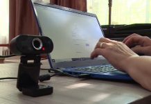 Elevii gorjeni care nu pot participa la cursuri online vor primi lecțiile acasă