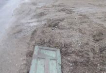 DE TOT RÂSUL! Se întâmplă în Gorj! Așa arată un capac la o rețea de canalizare care a costat peste 30 de miliarde de lei vechi!