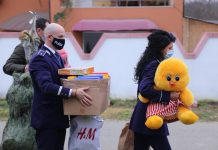 Foto: Copii, vizitați de polițiști și Moș Crăciun cu tolba plină
