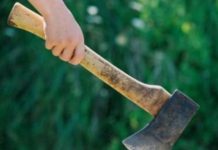 Și-a bătut tatăl, după care și-a amenințat familia cu securea