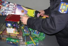 Prins de polițiști cu artificii la vânzare. Dosar penal!