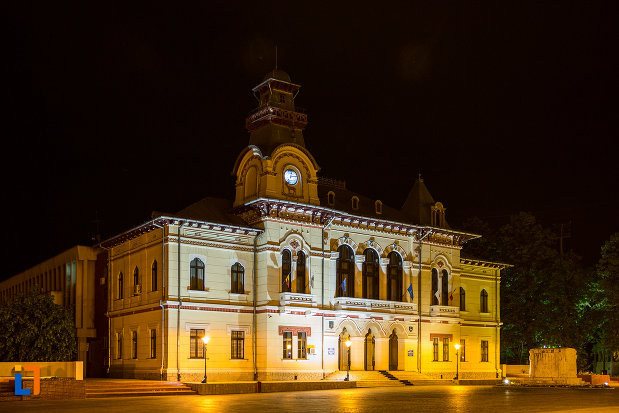 fotografie-nocturna-cu-prefectura-judetului-gorj-din-targu-jiu
