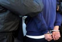 S-a oprit cu mașina într-un gard și a rănit o persoană. Tânărul fără permis a fugit de la locul accidentului