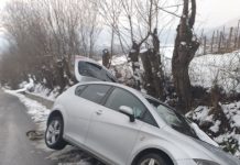 Hal de nepăsare! Un șofer a rămas cu mașina în șanț, timp de șapte ore, fără să primească ajutor