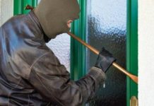 A furat și distrus obiecte din locuința închiriată