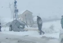 S-a oprit cu mașina într-un cap de pod. Conducătoarea auto, la spital