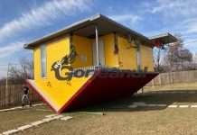 Căsuța Răsturnată și-a deschis ușile pentru turiști!