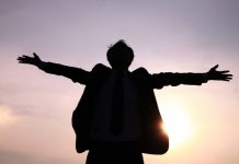 Strategiile «diversiunii de manipulare» sau «Decalogul Chomsky»! – «Poporul trebuie să aibă mereu mintea ocupată cu altceva decât cu problemele lui adevărate»!