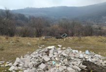 Fosta groapă de gunoi din Ploștina, plină iarăși de deșeuri