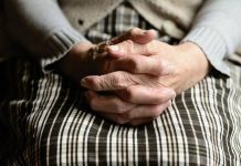 Nepot violent, evacuat din casă. Bunica, lovită cu lemnul în cap!