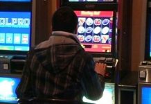 Supărat că a pierdut banii la ,,păcănele” s-a răzbunat pe aparat. Tânărul din Târgu Cărbunești, reținut