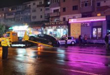 Accident vizavi de TIC TAC! A rupt stâlpul cu mașina și a lovit și un autoturism parcat