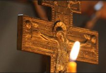 Să rostim cu evlavie RUGĂCIUNEA SFINTEI CRUCI – „Crucii Tale ne închinăm Stăpâne și sfântă Învierea Ta o lăudăm și o slăvim”!