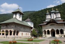 Lavra din Defileul Jiului, în ziua Hramului Sfântului Cuv. Irodion, supranumit şi «Luceafărul» de la Lainici! – ,,Suntem în Duhul Învierii Mântuitorului Iisus Hristos, pentru că este sărbătoarea sărbătorilor, bucuria bucuriilor”!