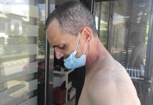 Învinețit și fără telefon mobil! Locuitor din Schela, agresat de un angajat al primăriei, chiar în fața instituției