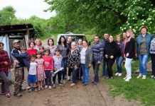 Mobilă, un aragaz, haine și dulciuri de la OFSD pentru două familii nevoiașe