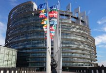 Decizie în Parlamentul European: Şi bărbaţii pot naşte!