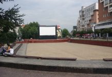 Spectacol cu cântece și dansuri ale copiilor din comunitatea rromă