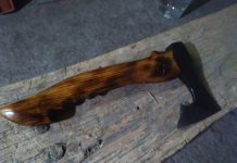 A ieșit dezbrăcat pe stradă și a amenințat doi vecini