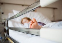 Eforturi maxime pentru transportarea unui copil căzut de la înălțime, de la UPU Rovinari la Craiova! Ambulanța, fără medic, elicopterul SMURD, defect